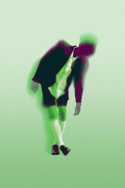 Takım elbiseli ve şortlu soyut figür, öne doğru eğilmiş, yeşil ve mor kaplamalı, açık yeşil arkaplana karşı. Rüya gibi hareket kavramı, fütürizm, gerçeküstü hareket. Dijital sanat eserleri.