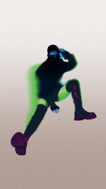 Dinamik pozlarda, yüksek botlar giyerek, koyu mavi ve parlak yeşil ışıltılı vücut parçalarıyla, açık gri arka planda. Dinamik moda kavramı, sürrealizm, dijital sanat. Modern kolaj