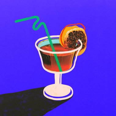 Modern sanat eserleri. Portakal dilimli kokteyl ve mor arka planda zarif bardakta kıvırcık yeşil pipet. Düz halk tarzı. Eğlence anlayışı, gece hayatı, narenciye aroması ve yaz havası.