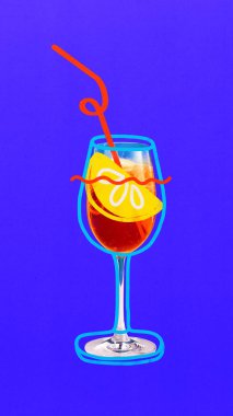 Kavramsal sanat kolajı. Limon dilimli turuncu kokteyl ve şarap kadehinde kırmızı kıvırcık pipet. Mor arka planda karalamalarla boyanmış. Turunçgil içeceği kavramı, ferahlatıcı, Cuma havası..