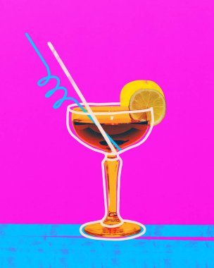 Soyut sanat eserleri. Ter ve ekşi. Limon dilimli uzun saplı bardakta kehribar kokteyli ve pembe arka planda pipet. Tropikal ferahlama, kutlama, cuma havası..