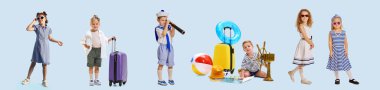 Çocuklar denizciler ya da gezginler gibi giyinmiş plaj oyuncakları ve bagajları pastel mavisi arka planda. Kolaj. Pankart. Tatil, deniz, eğlence, yaz havası, oyun ve çocukluk macerası