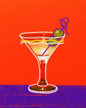 Yaratıcı sanat kolajı. Yeşil zeytinli martini bardağı ile kırmızı zemin ve mor taban yüzeyi. Doodle sanat öğeleri. Klasik kokteyl kavramı, Cuma havası, akşam kutlaması