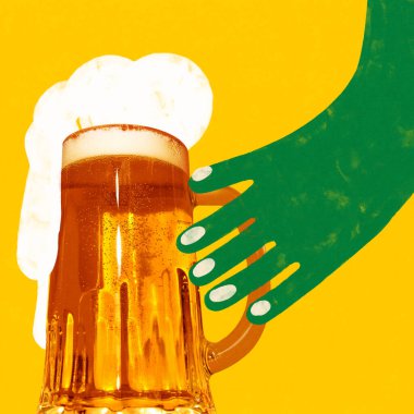 Yeşil el, sarı arka planda köpüklü bira bardağı tutuyor. Gerçeküstü grafik tasarımı. Düz halk tasarımı. Yaz içeceği, içecek, tat, neşeli ruh hali ve parti neşesi kavramı..