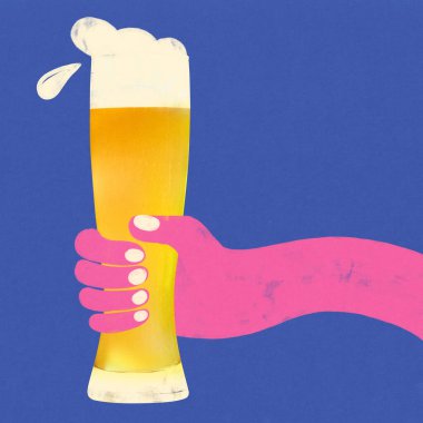 Mavi arka planda köpüklü uzun bira bardağını tutan pembe el. Soyut sanat tasarımı. Düz halk tasarımı. Taze bira, yaz içkisi, parti içeceği, cuma havası, hafta sonu..