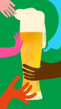 Birçok renkli el yeşil arka planda kalın köpüklü uzun bira bardağına uzanır. Canlı bir kolaj çiziyorum. Düz halk tasarımı. Parti tostu, bira kutlaması, eğlence anı, içecek