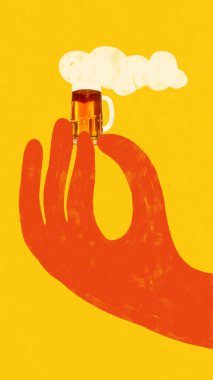 Büyük kırmızı karikatür el, parlak sarı arka planda köpüklü minik bira bardağını tutuyor. Komik çizimler. Düz halk tasarımı. Komik bira anı, parti tostu, kutlama.