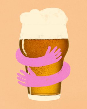 Şeftali arka planda iki pembe kol köpüklü bira bardağına sarılıyor. Modern sanat tasarımı. Düz halk tasarımı. Bira aşkı kavramı, eğlence kutlaması, gerçeküstü içki havası ve eğlenceli bir parti.