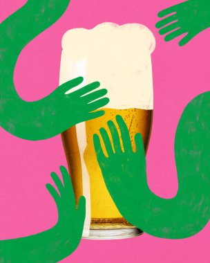 Yeşil karikatür elleri pembe arka planda köpüklü bira bardağının etrafına uzanıyor. Modern sanat tasarımı. Düz halk tasarımı. Bira paylaşımı, grup eğlencesi ve parti içkisi kutlaması kavramı.