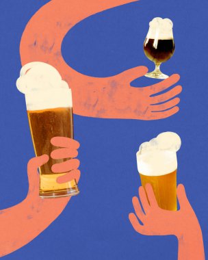 Mavi arka planda çeşitli köpüklü bira bardaklarını tutan üç karikatür el. Modern sanat tasarımı. Düz halk tasarımı. Bira tatma, parti havası ve bar içkisi, içecek kavramı.