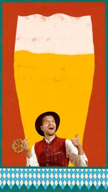 Geleneksel kostümlü neşeli adam büyük boy bira siluetinin önünde kraker gülümsemesi tutuyor. Oyuncu sanat kolajı. Düz halk. Poster. Mizah anlayışı, yemek, kutlama, festival
