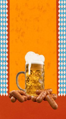 Köpüklü bira kupası turuncu arka plandaki kırmızı kenarlı sosis yığınının arasında duruyor. Modern kolaj. Düz halk. Ziyafet, içki, kutlama konsepti