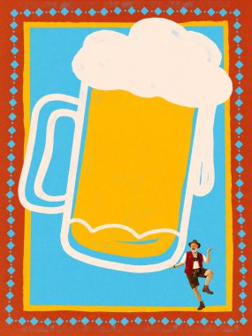 Geleneksel giyinen neşeli adam büyük stilize bira bardağında parlak mavi arka planda beyaz köpüklü. Kavram kolajı. Düz halk. Poster. Bira kavramı, kutlama, parti, mizah