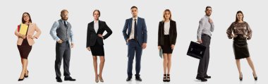 Resmi ve modern ofis kıyafetlerinin karışımından oluşan yedi profesyonel seti, iş ortamında çeşitlilik gösteren beyaz arkaplana karşı güven içinde poz veriyor. Takım çalışması, moda, profesyonellik kavramı.