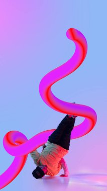 Erkek break dansçı, yumuşak mavi arka planda canlı bir pembe 3D gradyan girdap altında ustalıkla dengede duruyor. Gençlik gücü kavramı, fütüristik kimlik ve karmaşık kültür.