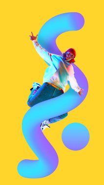 Sarı arka planda, canlı üç boyutlu gradyan elementlerin arasında enerjik bir şekilde zıplayan kişi. Hip hop kültürü kavramı, yüksek etkili promosyon ve gençlik kimliği için görselleştirildi. Kalın poster, el ilanı