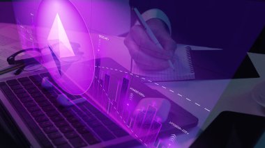 Çizelgeler, dizüstü bilgisayar ve analist el üzerinde soyut Ethereum hologramı, kripto ve iş arayüzünü karıştırma. Kripto-finansal veri analizi kavramı, gelecekteki yatırım planlaması