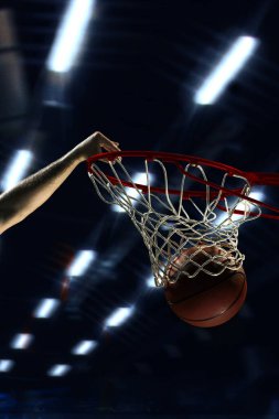 Basketbolcu, 3D stadyum ışıkları altında hızlı tempolu bir maçta topu ağdan geçiriyor. Tecrit edilmiş basketbol oyunları ve profesyonel oyun oyunlarında strateji, odaklanma ve uygulama kavramı