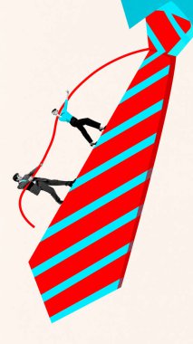 Cesur kolaj. İki kişi temiz bir arkaplanda kırmızı bir iple büyük kırmızı ve cyan çizgili bir kravata tırmanıyor. Mesleki gelişim ve kariyer yolculuğu kavramı