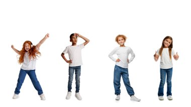 Değişik beyaz tişörtlü ve kot pantolonlu bir grup çocuk, güven merakını ifade ediyor. Çeşitlilik kavramı, duygusal gelişim ve kaygısız çocukluk tutumu..