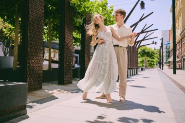 Çiftler şehir caddesinde yürürken güneşli bir günün tadını çıkarıyorlar. Neşe, güven, yaşam tarzı, aşk, kaygısız ruh, özgürlük ve gençlik ilişkileri kavramı.