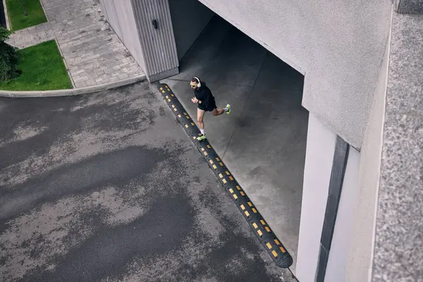 Şehir merkezinde sabah vakti koşan orta yaşlı bir adam. Kentsel fitness kavramı, modern yaşam tarzı, kardiyo eğitimi, sağlıklı rutin, açık hava sporu ve kişisel disiplin..