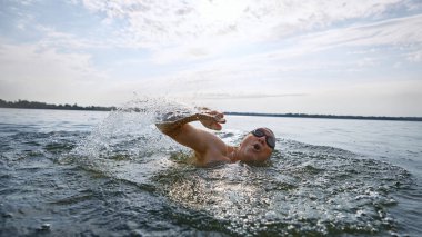 Son sınıf öğrencisi güçlü bir nefes ve hareketle serbest yüzüyor. Yetişkin spor anlayışı, yaşlanma gücü, fiziksel uzun yaşam, olgun erkekler için sağlık ve sağlık odaklı tasvirler..