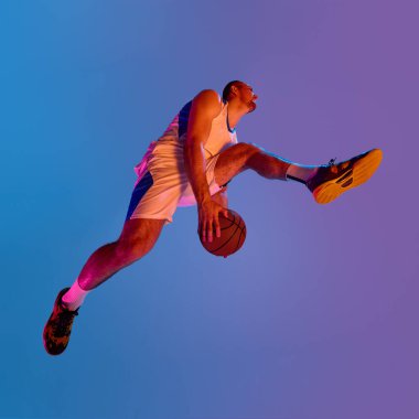 Basketbol atleti, canlı gradyan arkaplan arasında süzülüyor. Aşırı hava kontrolü, tüm vücut gücü, yüksek atlama estetiği ve fütüristik basketbol kampanyası görselleri kavramı..