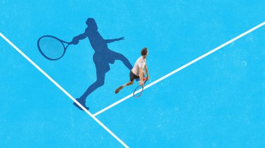 Beyaz elbiseli tenisçinin cesur posteri mavi korta büyük gölge düşürüyor. Hız kavramı, hırs, solo spor yoğunluğu ve kişisel atletik odak noktasındaki hassasiyet..