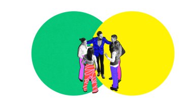 Canlı giyinmiş beş kişinin kolajı yeşil ve sarı dairelerin üzerinde grup halinde duruyor. Takım ruhu kavramı, olaylar, sosyal kimlik, eğitim görselleri ve işbirlikçi iletişim.