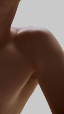 Erkek omuz ve boyun kıvrımları pürüzsüz cilt ve ışık eğimli. Anatomi eğitimi, vücut kabulü ve osteopatik bakım kavramı.