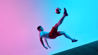 Dinamik bisiklet neon gradyan futbol sahnesini canlandırıyor. Spor kampanyaları, atletik markalaşma ve motivasyonel sporla ilgili görseller için beceri, yaratıcılık ve zirve performansı kavramı.