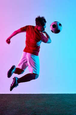 Odaklanmış kararlılığı olan dinamik orta saha futbol başlığı. Rekabetçi spor anlayışı, takım ruhu, belirleyici anlar ve profesyonel atletik performans..