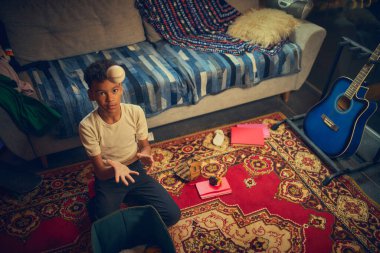 Gitar ve retro dekorun yanında beysbol oynayan bir çocuk. Gençlikte spor ve sanat arasında boş zaman, hobiler ve denge kavramı.