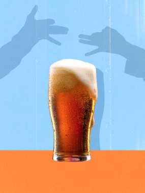 Yaratıcı kolaj. Bir bardak soğuk bira köpüklü ve parlak arka planda gölgeli eller. Rahatlama, ferahlama, bar promosyonu, yaz etkinlikleri ve neşeli bir içecek reklamı.