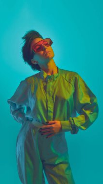 Cyan arka planda kırmızı güneş gözlüğü takan büyük beden gömlekli bir kadın. Dijital sanat kavramı, editoryal moda, markalaştırıcı markalaşma ve modern görsel kimlik.