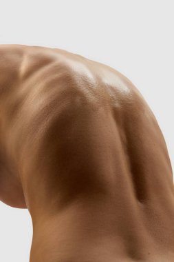 Vurgulanmış kas yapısı ve pürüzsüz derisi olan kadın sırt kemeri. Fizyoterapi, rehabilitasyon, osteopati, vücut duruşu, sağlık ve fitness eğitimi kavramı.