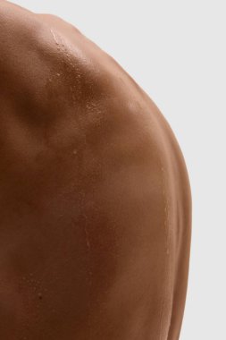 Sağlık tedavisinden sonra insan omzunu su damlalarıyla kapatın. Vücut bakımı, hidrasyon, sağlık rutinleri, dermatoloji ve estetik tıp uygulamaları kavramı.