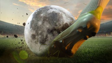 Yaratıcı kolaj. Futbolcu stadyum sahasında büyük bir darbeyle aya vuruyor. Gerçeküstü spor kavramı, hayal gücü, yaratıcılık, güç, enerji ve kozmik oyun.