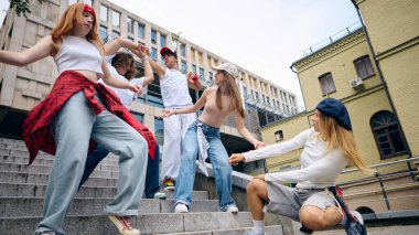 Sokak dansçıları açık havada yoğun ve tutkulu hareketler yapıyorlar. Dans ve müzik kavramı, gençlik yaşam tarzı, moda tanıtımı, yaratıcılık ve sosyal medya markalaşması.