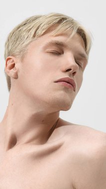 Gözleri kapalı, başı eğik, gevşek yüz derisi olan bir adam. Rahatlama, kozmetik markası kampanyası, sağlık platformu, berber stili, güzellik editörü ve erkekler için cilt sağlığı kavramı.
