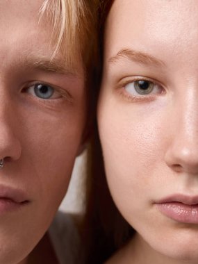 Cilt dokusuna ve gözlere odaklanan genç çiftlerin makro portresi. Tıbbi cilt bakımı, dermo kozmetik tanıtım, zihinsel sağlık farkındalığı ve estetik kampanyalar kavramı.