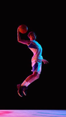 Neon ışıklandırmalı basketbol oyuncusu dramatik hareket ve güç. Spor markalaşma, reklam, gençlik yaşam tarzı, dijital sanat ve fitness kampanyaları kavramı.
