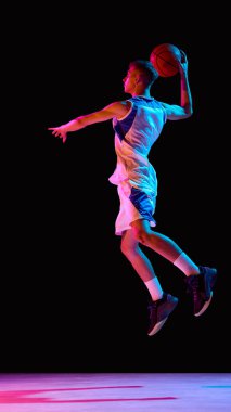 Basketbolcu neon ışıklı enerji ve güçle zıplıyor. Dijital sanat, spor markalaşması, yaşam tarzı kampanyaları, posterler ve reklamcılık kavramı.