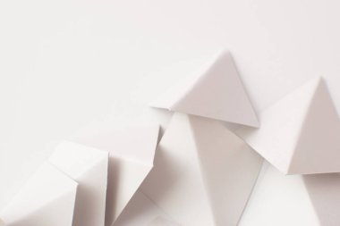 Beyaz arkaplanda 3d beyaz üçgen şekilleri