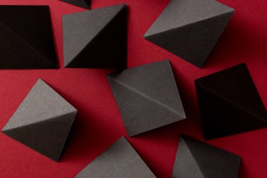 Kırmızı arkaplanda siyah üçgen şekilleri, üst görünüm