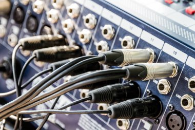 Ses karıştırıcısına bağlı kablolar