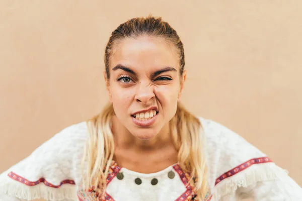 Ung Kvinna Ensam Utomhus Gör Ett Roligt Ansikte — Stockfoto