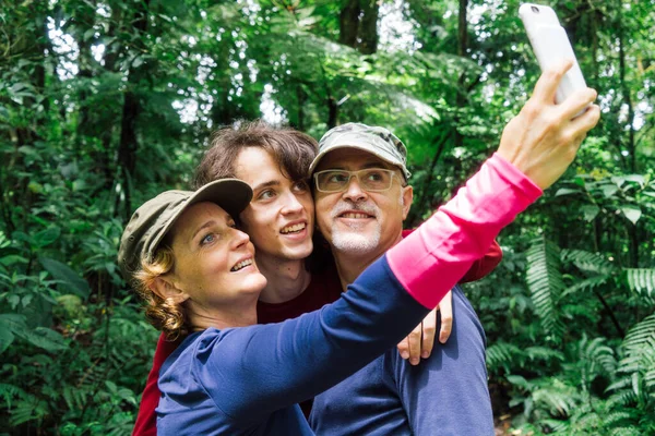 Orang Tua Dan Anak Anak Berfoto Selfie Saat Mendaki Hutan — Stok Foto