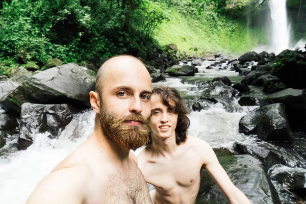 Par Jóvenes Tomando Una Selfie Sin Camisa Con Río Una —  Fotos de Stock